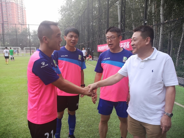 张杰书记亲切接见大姚足球队员